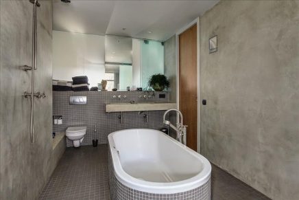 Stoere badkamer met betonstuc