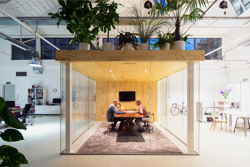 Het stoere kantoor van architectenbureau Jvantspijker in Rotterdam