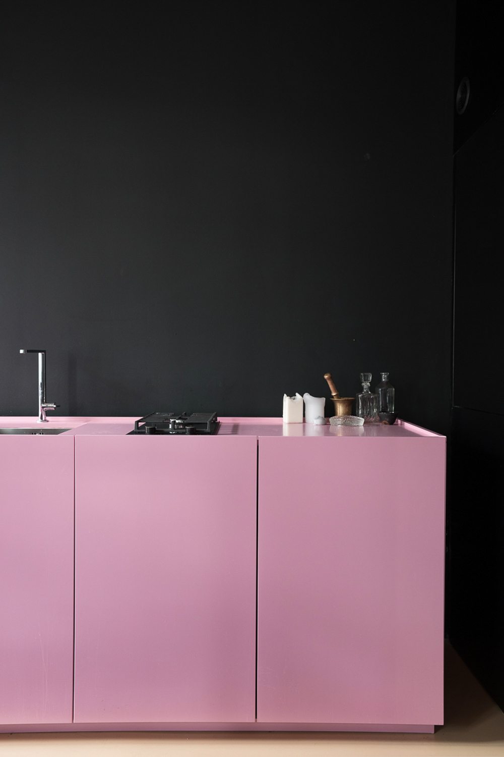 Een stoere roze keuken!