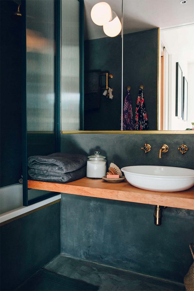 Deze prachtige badkamer is ontworpen door Bentley Hagen Hall, die gekozen voor voor super mooi afgewerkte Tadelakt wanden en vloer. | Fotografie: India Hobson