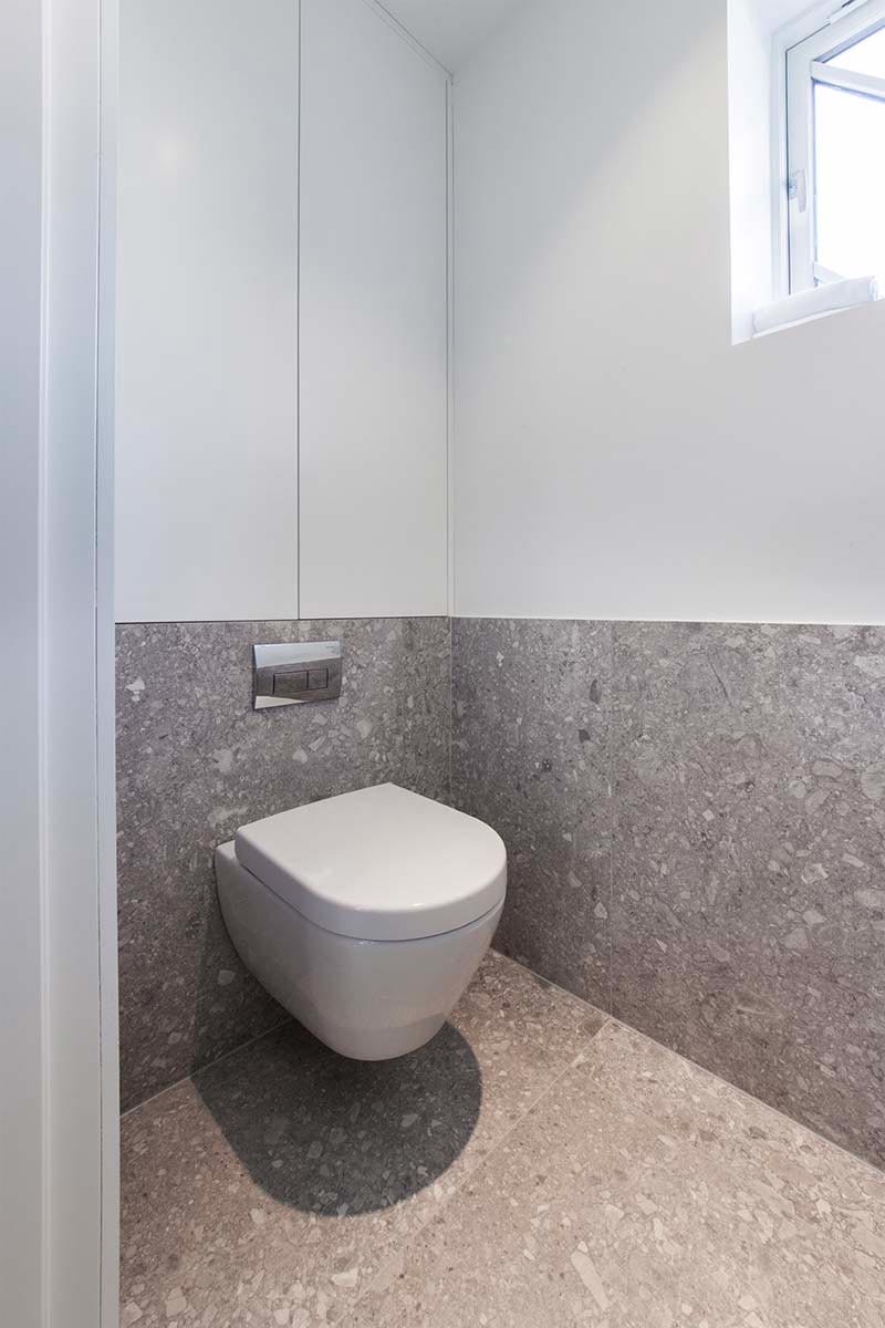 Dit mooie toilet hebben we gevonden bij Noorse FagFlis, een specialist van keramische tegels. Een raampje hoog in de muren kan je af en toe open zetten voor natuurlijke ventilatie.