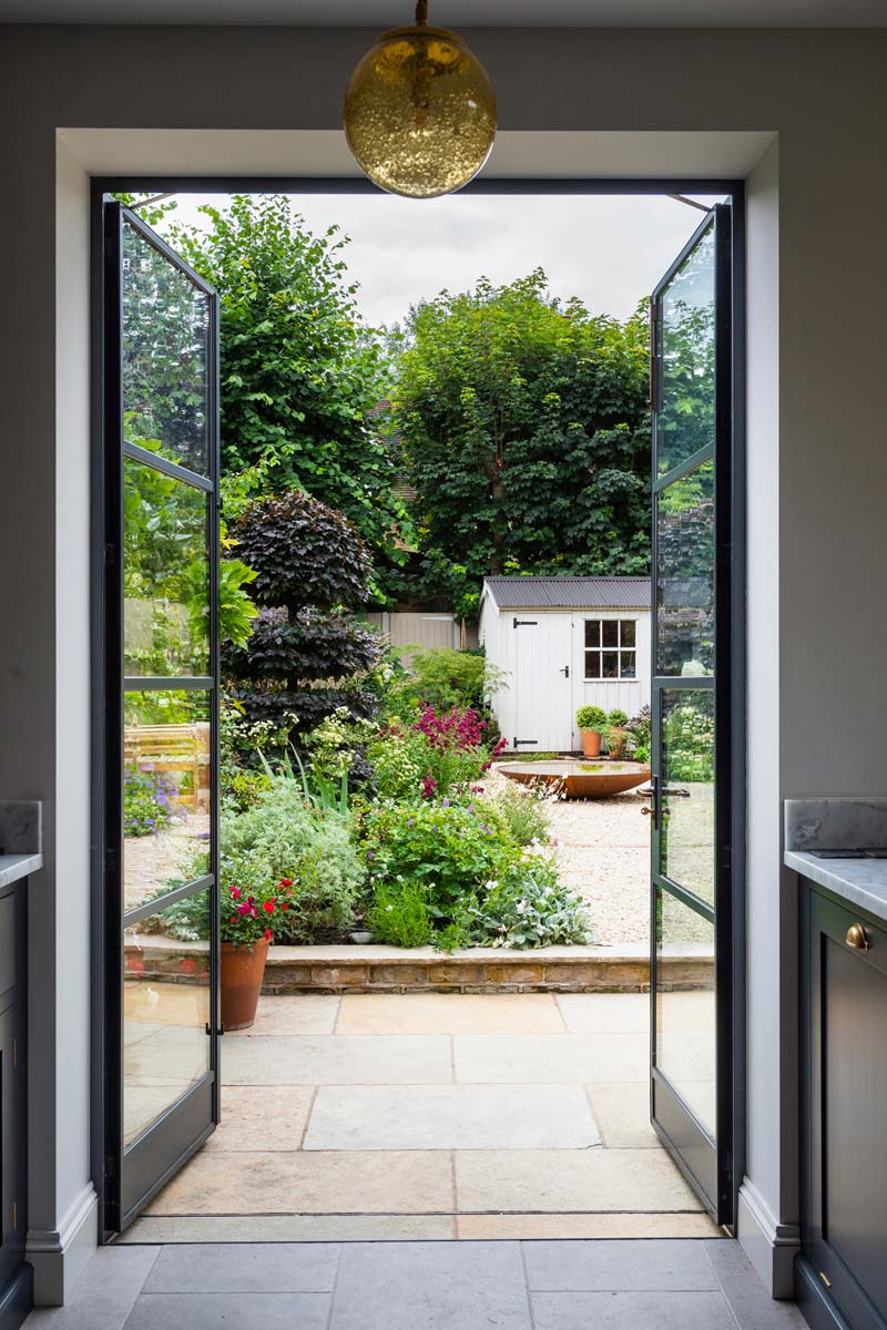 tuin voorbeelden grindtuin openslaande stalen deuren vanuit keuken