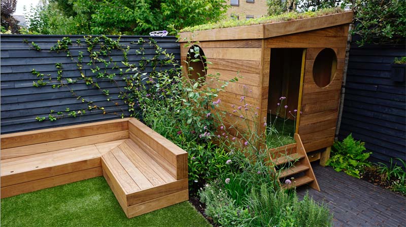 tuin voorbeelden kindvriendelijke tuin houten bank speelhuisje