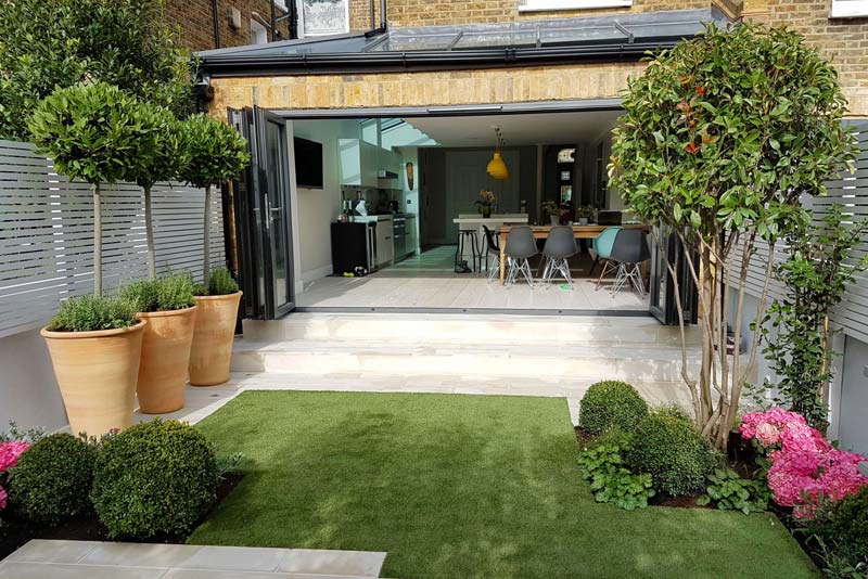 tuin voorbeelden moderne tuin met kunstgras en tegels combineren