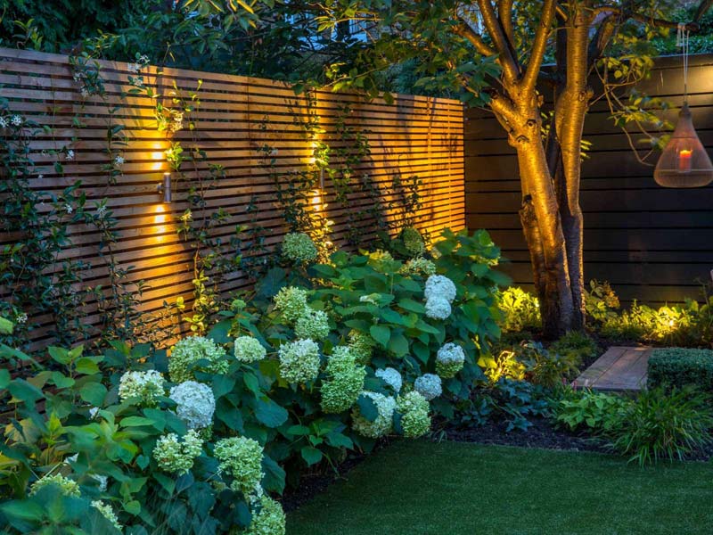 tuin voorbeelden sfeervolle tuin hortensia verlichting houten schuttingen