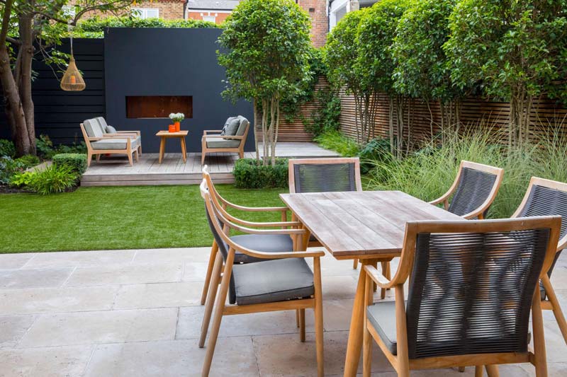 tuin voorbeelden stenen terras houten tuintafel stoelen