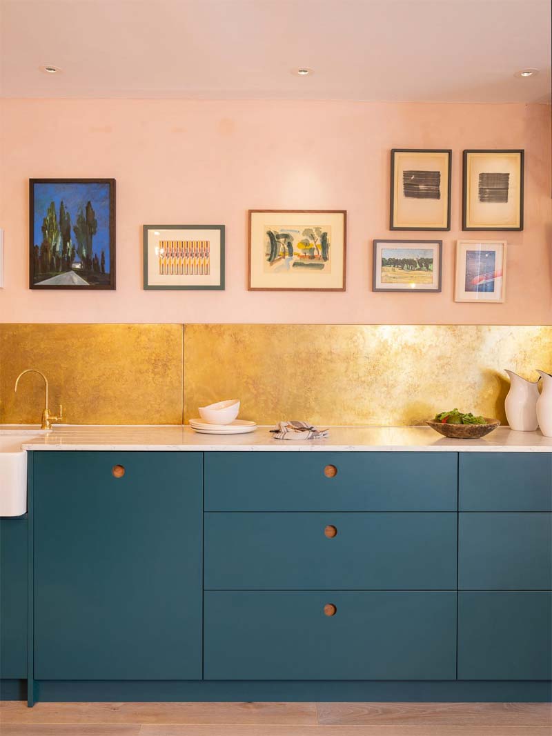 turquoise kleur keuken gouden keuken achterwand roze muren