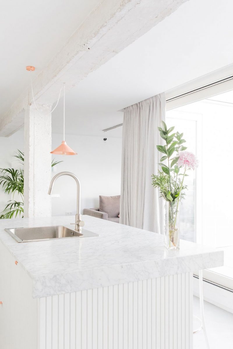 Verfrissend licht en wit appartement uit Madrid