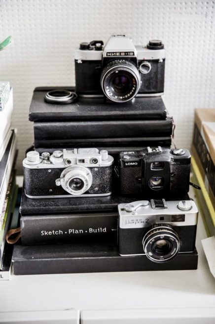 Verzameling fotocamera's in woonkamer