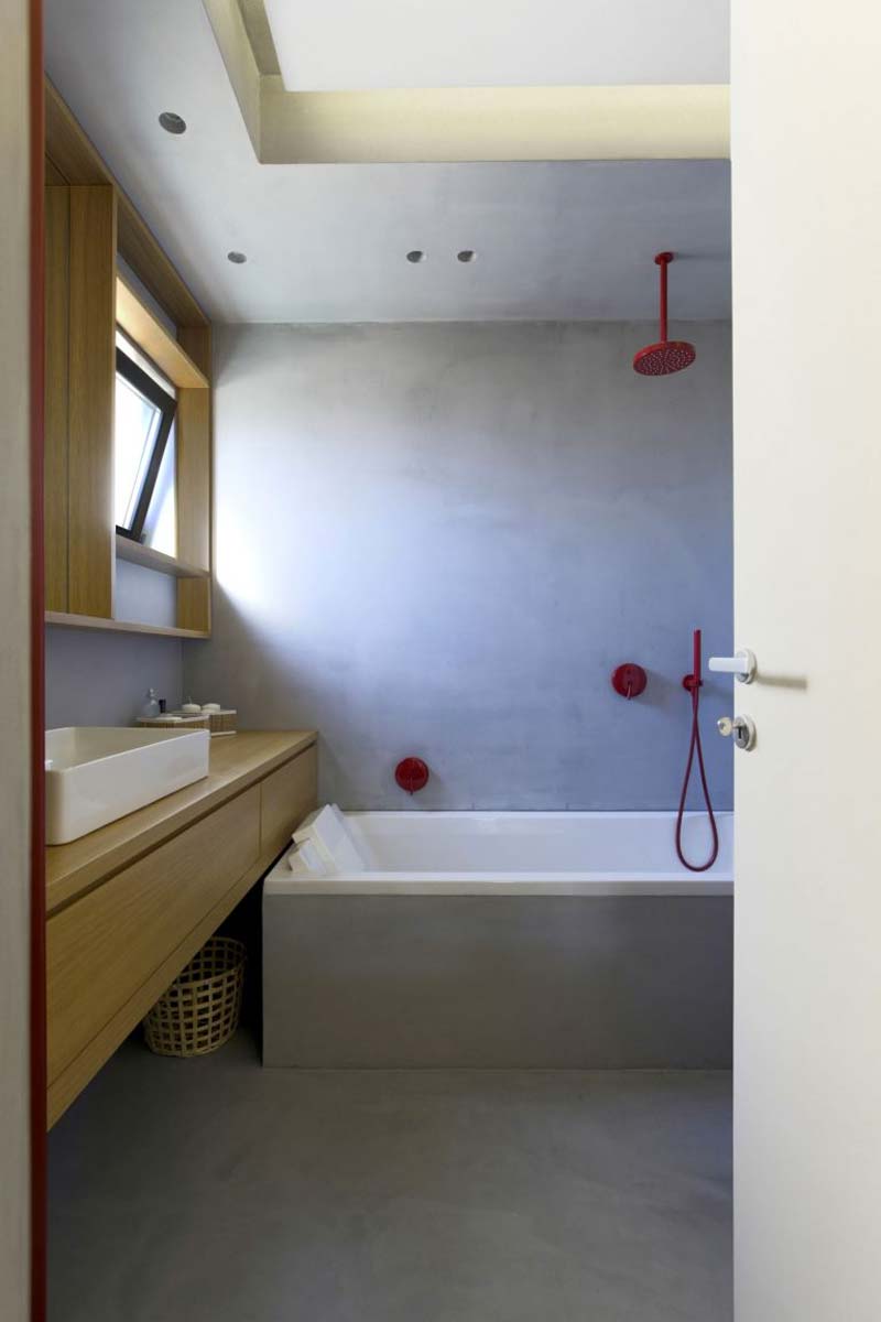 In deze stoere moderne betonstuc badkamer is er gekozen voor elegante verzonken inbouwspots. Klik hier voor meer foto's.