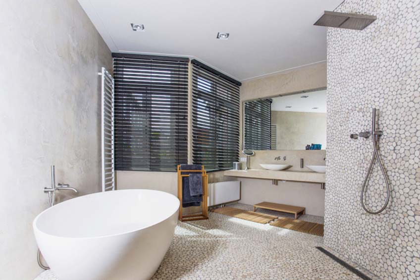 Deze natuurstenen badkamer laat zien hoe mooi strakke vierkante inbouwspots kunnen zijn. Klik hier voor meer foto's.