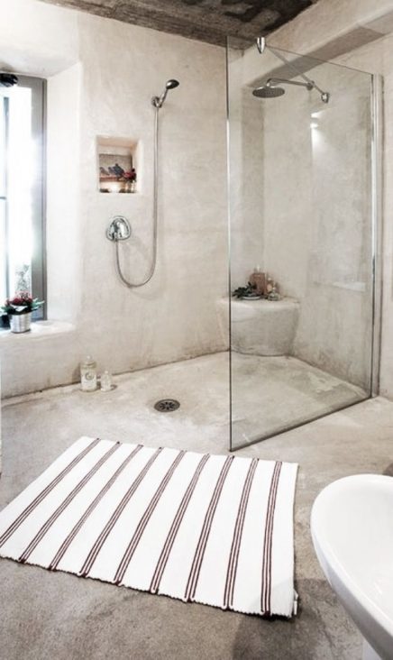 Vierkante vloerkleed in badkamer