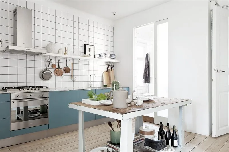 vintage keuken blauwe kasten witte keukenachterwand tegels