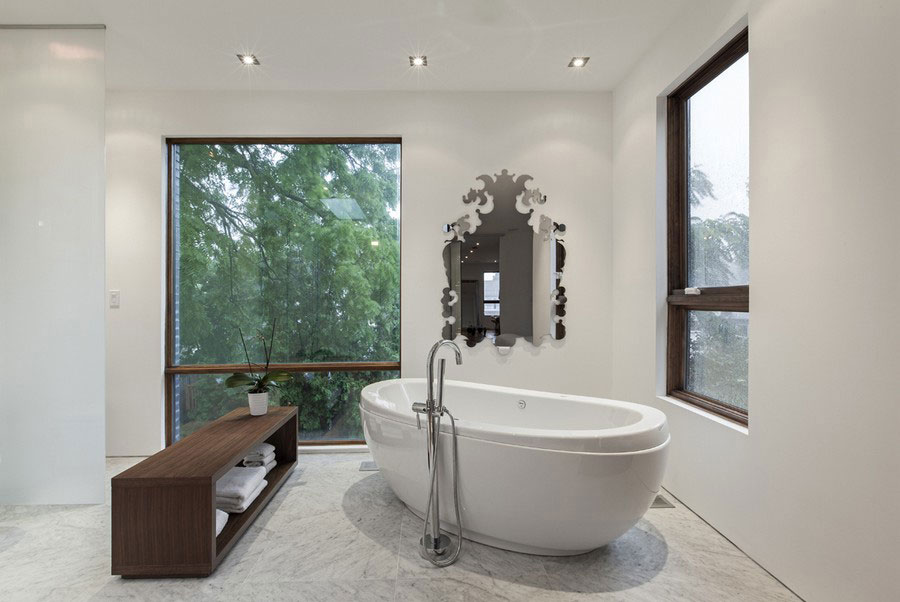 Luxe badkamer met vrijstaand bad en inloopdouche als scheidingswand