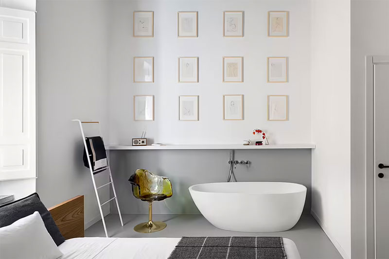Deze moderne master bedroom, ontworpen door FADD Architects, heeft een eigen badkamer en inloopkast, met een vrijstaand Rexa Disdoto bad| Fotografie: Carlo Oriente