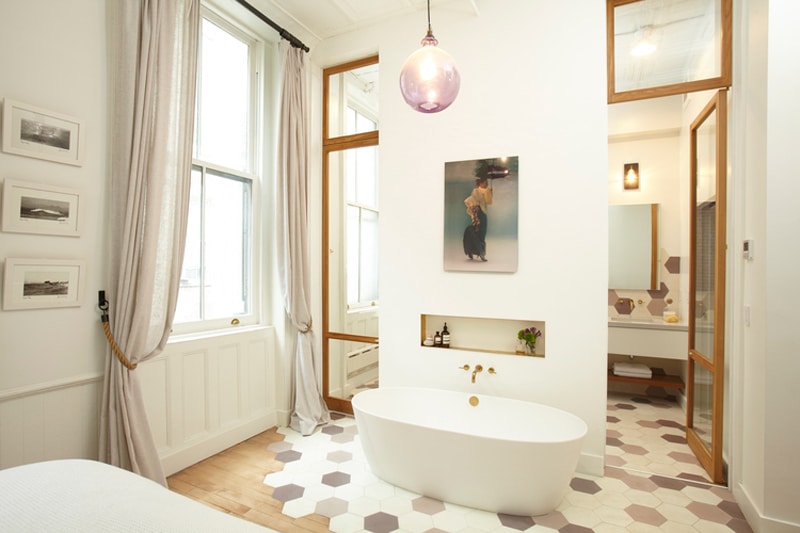 vrijstaand bad tegen scheidingswand badkamer slaapkamer