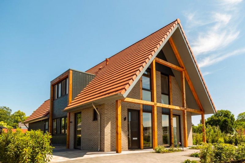 De traditionele schuurwoning met Keramische dakpannenBoston van Concrete Home heeft een vanafprijs van € 331.640,- | Bron: Concretohome.nl