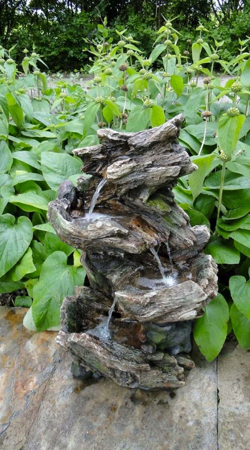 waterval in de tuin boomstronk