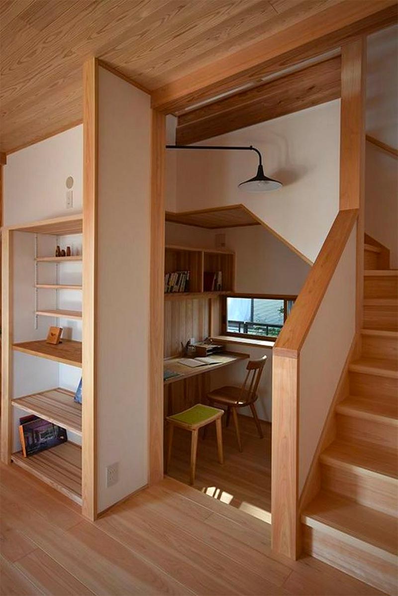 Je kunt er ook voor kiezen om de ruimte onder de trap uit te breiden, zodat je een ruimer kantoortje kunt creëren.