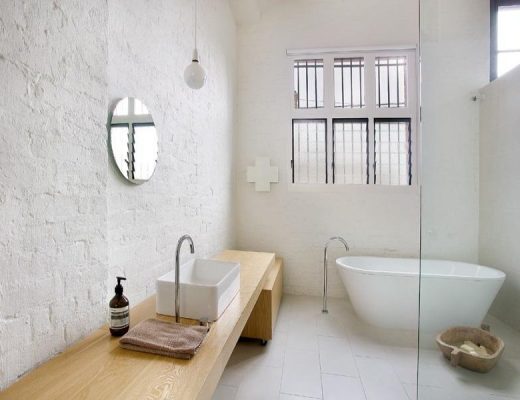 Witte badkamer van verbouwd pakhuis