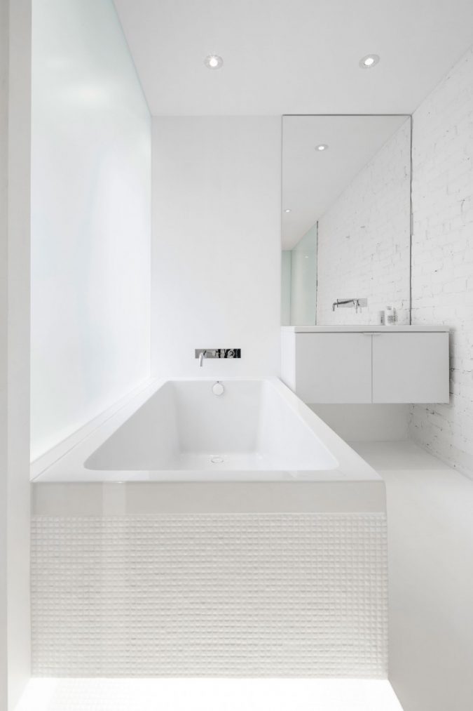 Witte badkamer met verschillende materialen