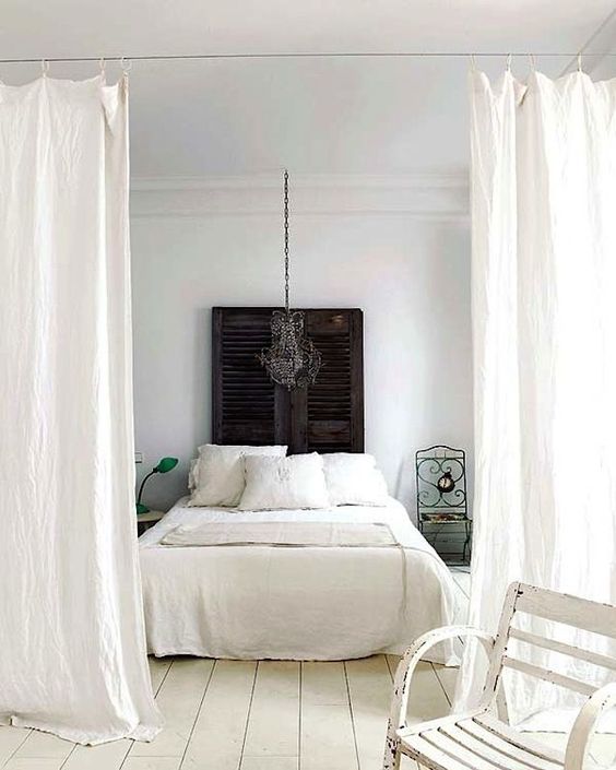 witte-gordijnen-roomdivider-slaapkamer