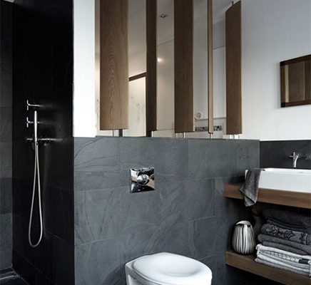Witte, grijze en houten accenten in badkamer