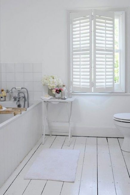 Witte houten vloer badkamer