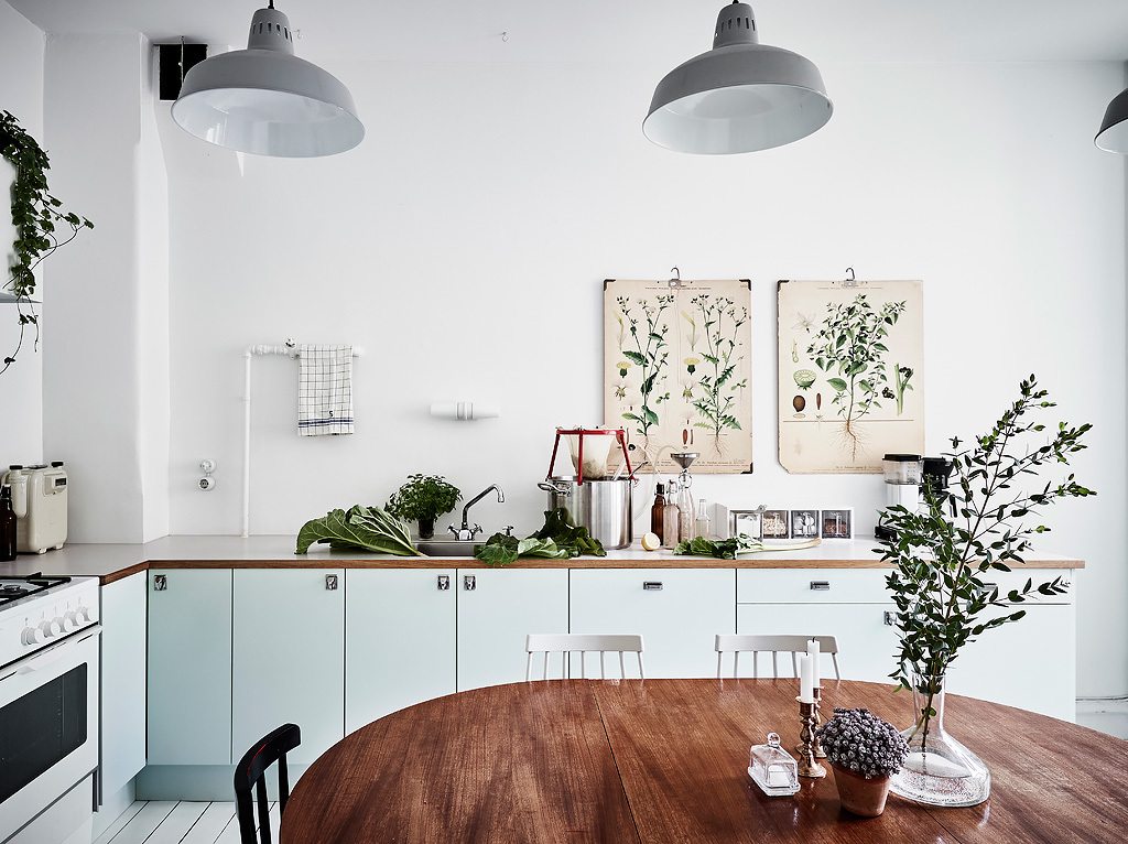 Witte keuken met een botanische sfeer