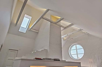 Witte keuken met plafond hoogte van zes meter