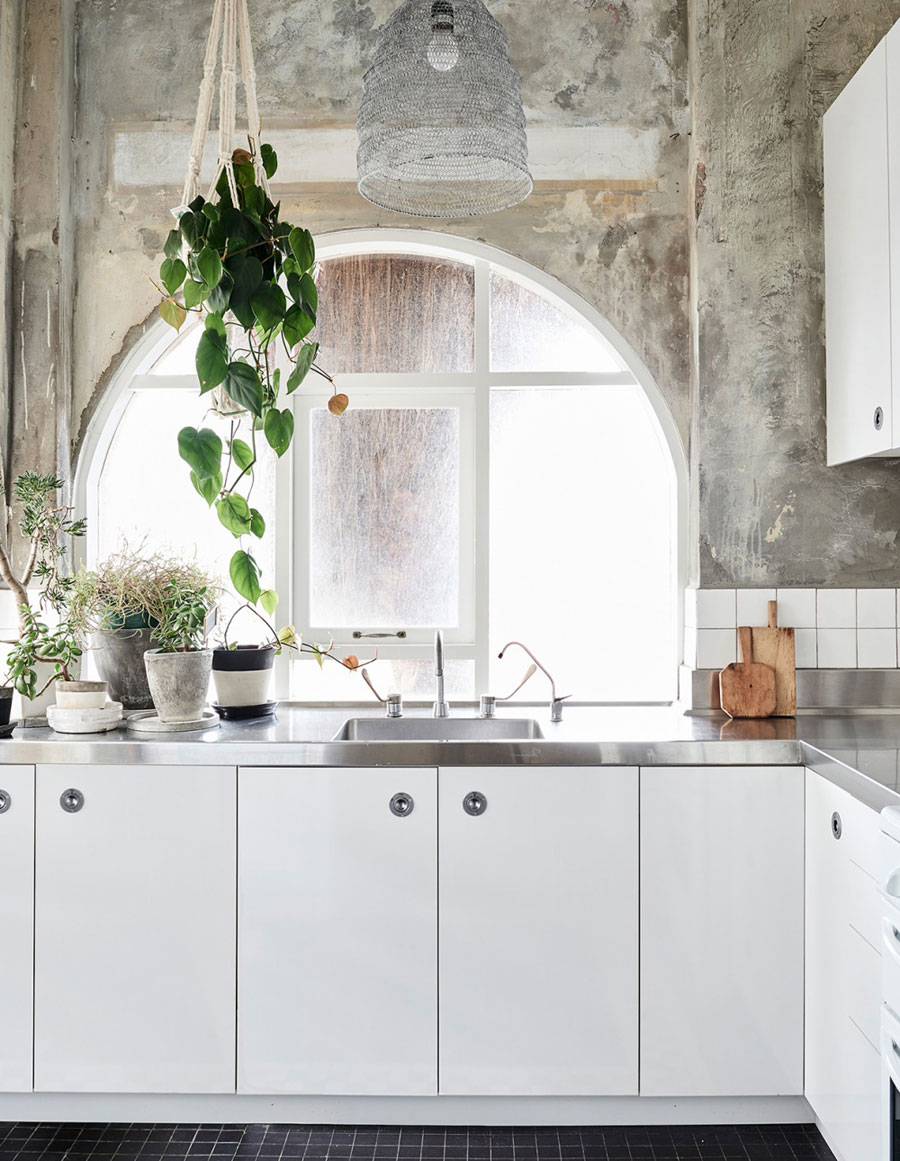 Witte keuken rvs werkblad betonnen muur
