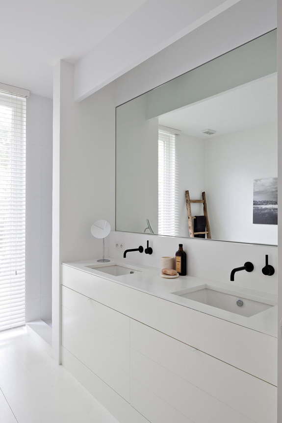Witte minimalistische badkamer