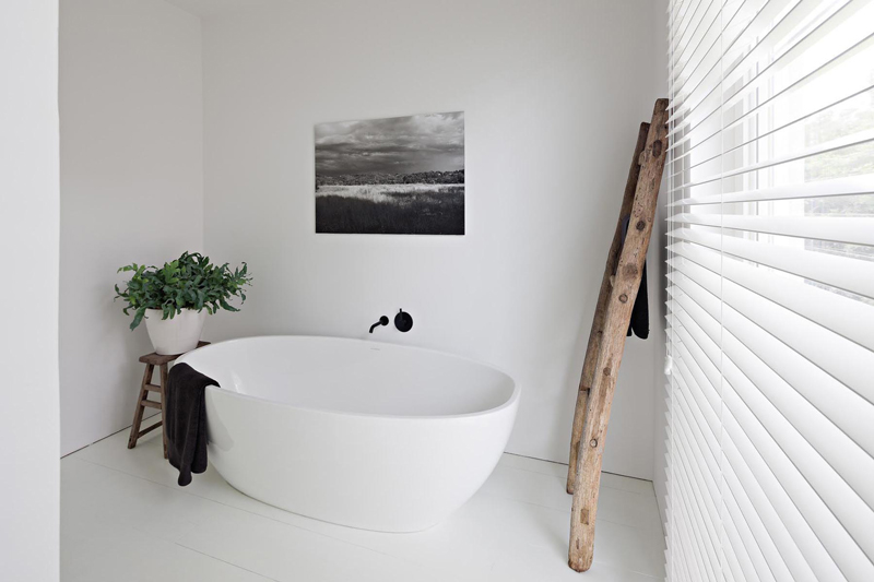 Witte minimalistische badkamer