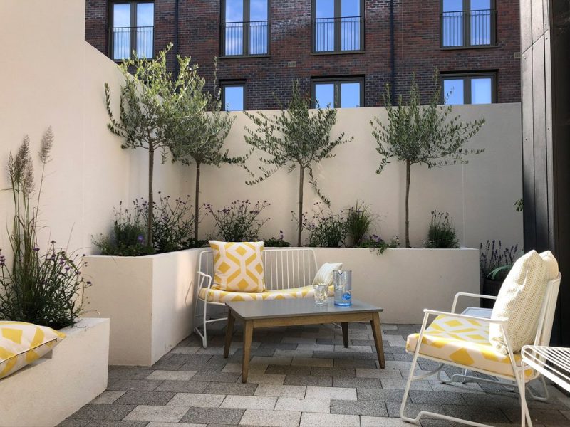 Deze moderne kleine stadstuin is ontworpen Living Gardens, waar niet alleen gekozen is voor strakke witte muren als tuinafscheiding, maar ook strakke witte vaste plantenbakken. | Bron: Living-gardens.co.uk
