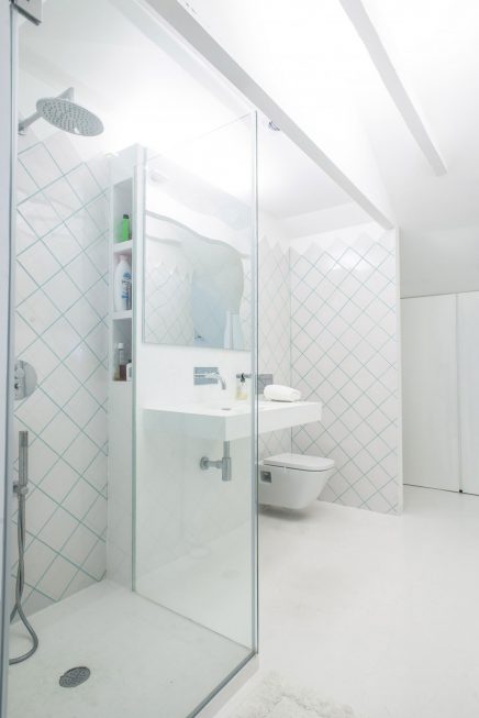 Witte slaapkamer badkamer combinatie op zolder