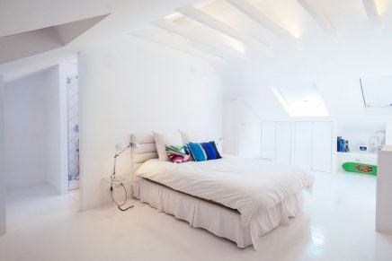 Witte slaapkamer badkamer combinatie op zolder