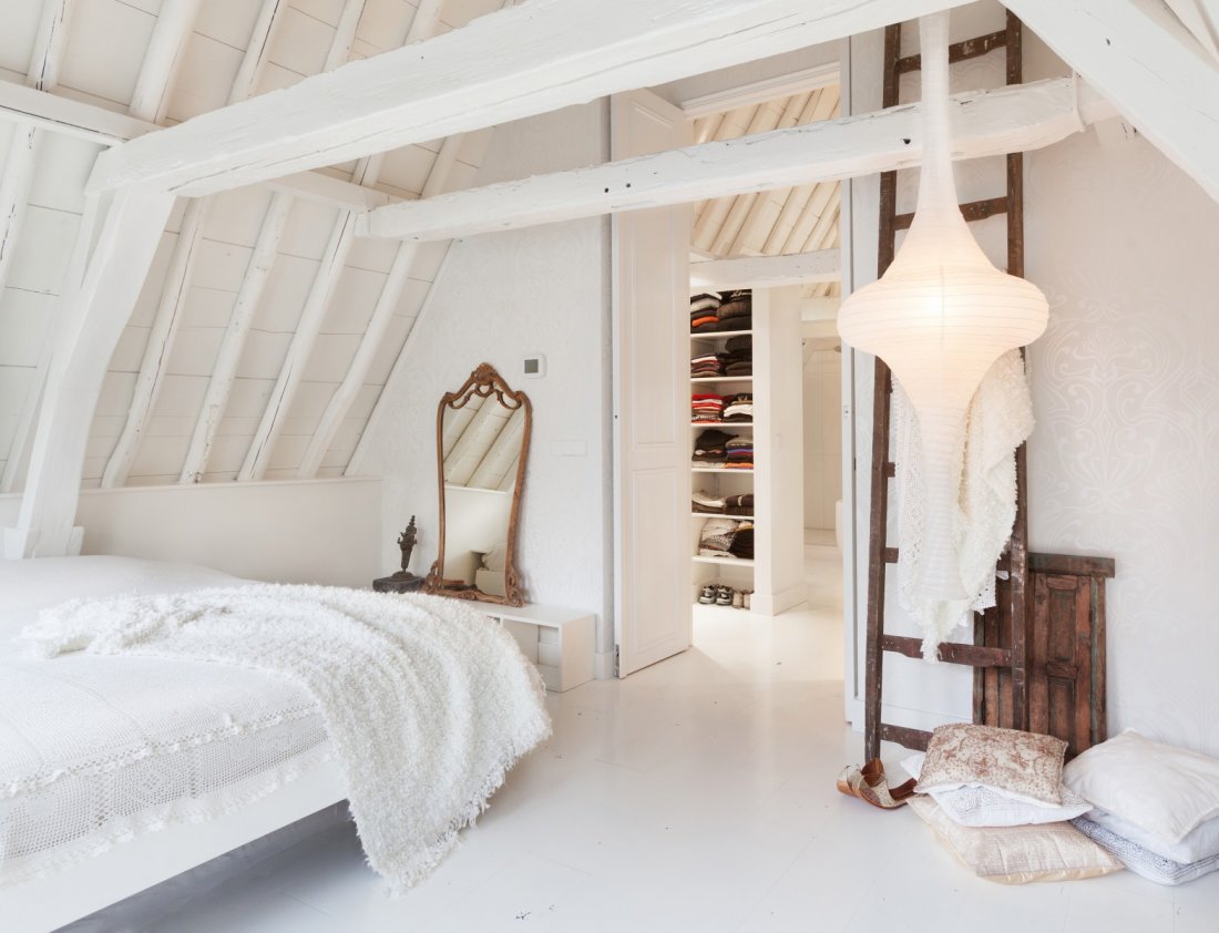 witte slaapkamer op zolder bali stijl