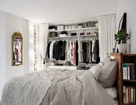 witte-slaapkamer-open-kledingkast-en-werkplek