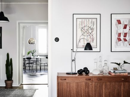 Woonkamer met een mix van Scandinavische en vintage meubels