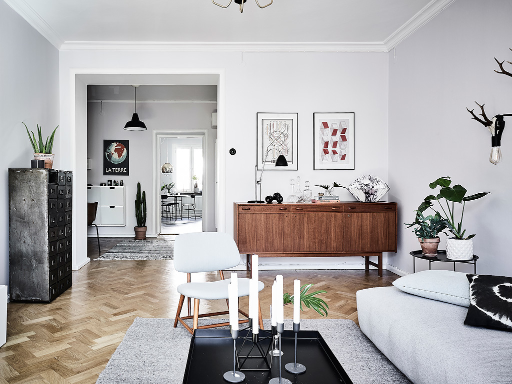 Woonkamer met een mix van Scandinavische en vintage meubels ...