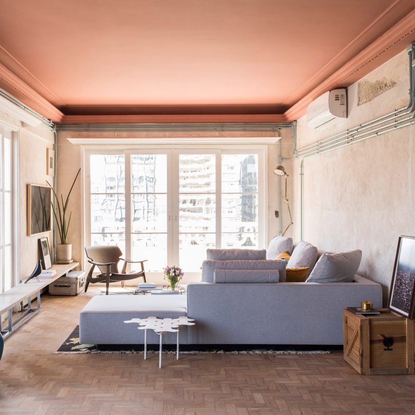 In dit stoere appartement hebben de ontwerpers van SuperLimao gekozen voor de combinatie van betonstuc muren en terracotta plafond. Klik hier voor meer foto's.