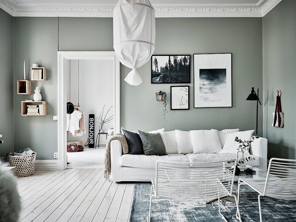 Zachte gedempte groene muren in een Scandinavisch appartement
