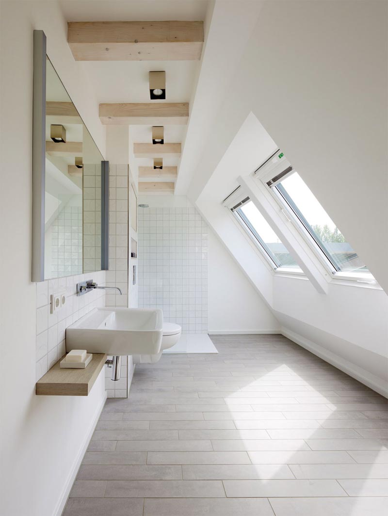 zolder inrichten - Deze zolder badkamer is super licht geworden dankzij de twee Velux dakramen naast elkaar