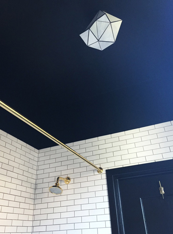 zwart plafond badkamer