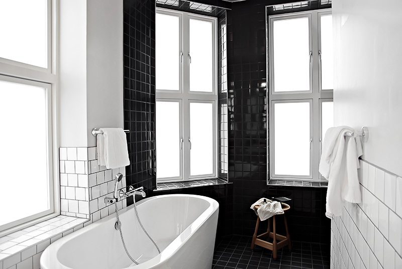 zwart-wit-badkamer-comfort-karl-johan-hotel