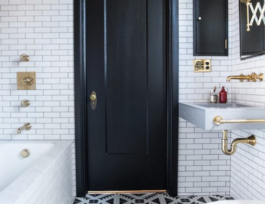 Zwart wit badkamer door interieurontwerper Katie Martinez