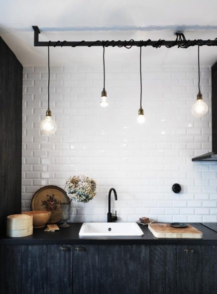 Zwart witte keuken met mooie gloeilampen