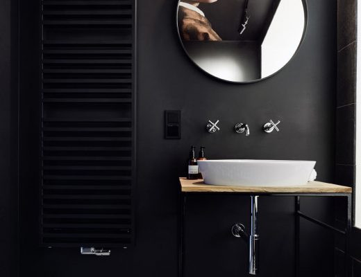 Zwarte badkamer met beroemd kunstwerk aan plafond