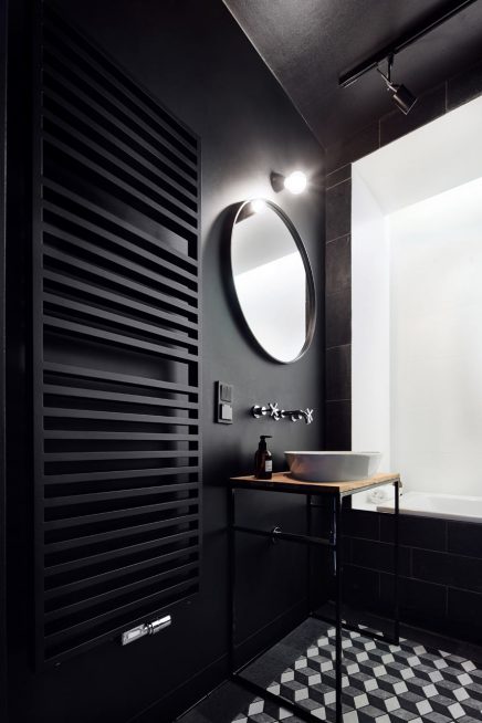 Zwarte badkamer met beroemd kunstwerk aan plafond