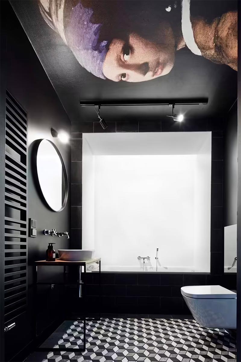 zwarte badkamer plafondschildering melkmeisje